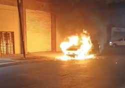 Se incendia camioneta estacionada en bulevar Zacatecas en la colonia 72 de Los Mochis