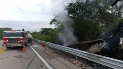 Accidente en la autopista Mazatlán-Tepic deja una persona fallecida y un tráiler incendiado