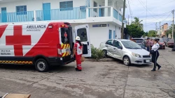 Mujer resulta herida tras un choque entre vehículos en la Colonia Olímpica de Mazatlán