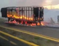 Enfrentamiento entre grupos delincuenciales dejan vehículos incendiados sobre la México 15 en el cruce de Cosalá y La Cruz, Elota