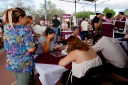 Gobernador Durazo acerca trámites y servicios gratuitos de la feria “Sonora Atiende” a familias de la colonia Solidaridad