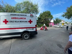 Motociclista choca contra automóvil; fue trasladado a un hospital