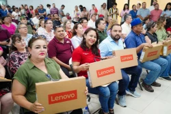 Beneficia Gobernador Durazo con uniformes y computadoras a comunidad educativa del sur de Sonora: SEC