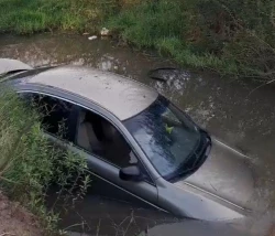 Vehículo cae al canal Chihuahuita a la altura de Prados del Sur, en Los Mochis