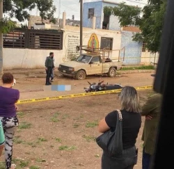 Muere motociclista tras impactarse contra camioneta en fraccionamiento de Mazatlán