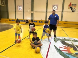 Recomiendan que los menores practiquen un  deporte en vacaciones