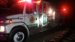 Camioneta queda calcinada tras presunto cortocircuito en la Colonia Urías de Mazatlán