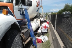 Motociclista queda atrapado bajo revolvedora tras accidente en carretera internacional