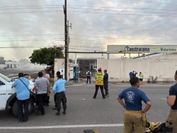 Incendio consume bodega de materiales y vehículos en Bachigualato
