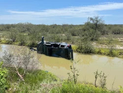 Ocho lesionados tras volcadura en carretera Rosario–Los Pozos
