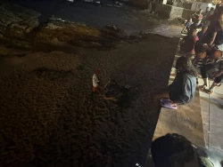 Hombre resbala y cae del malecón a la arena, al intentar tomarse una fotografía en Mazatlán