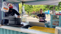 Joven mazatleca emprende con una moto- carreta de tacos afuera del Embarcadero de la Isla de la Piedra