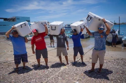 Entregan hieleras a pescadores al sur de Sinaloa