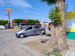 Dos jóvenes resultan heridos tras colisión en el sector Canteras de Los Mochis