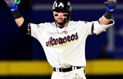 El mazatleco Juan Mora, imparable en su debut de postemporada en la LMB; batea de 5-5, con un jonrón incluido