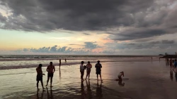 Continúan los rescates en playas de Mazatlán; salvan a cinco turistas