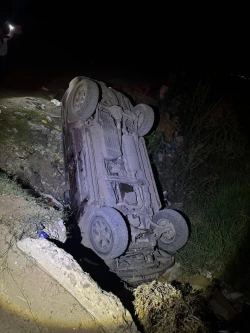 ¡De milagro! Conductor vuelca su vagoneta en dren de Los Mochis y sale ileso