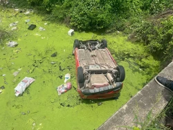 Automóvil cae en arroyo al sur de Mazatlán