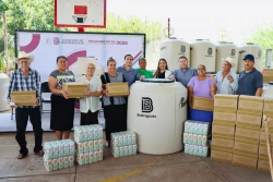 Alcalde de Badiraguato entrega cerca de 400 tinacos a familias de Soyatita y Tameapa