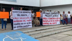 Se manifiestan derechohabientes del ISSSTE en Mazatlán por falta de aires acondicionados en quirófanos