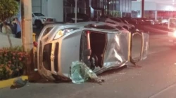 Choque que generó volcadura de un vehículo deja dos lesionados en Mazatlán