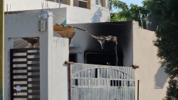 Grupo armado derriba portón y prende fuego a vivienda en Colinas del Bosque, en Culiacán