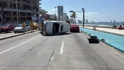 Volcadura en la avenida Del Mar de Mazatlán deja a dos personas lesionadas