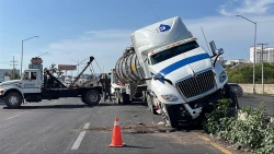 Tráiler de doble remolque choca contra muro en la carretera federal México 15 en Los Mochis
