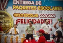 Casa Ley entrega paquetes escolares
