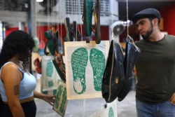 Con ‘huellas’ de zapatos, colectivo de búsqueda visibiliza las desapariciones en México