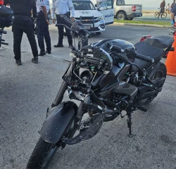 Motociclista choca contra una patrulla de Tránsito Municipal