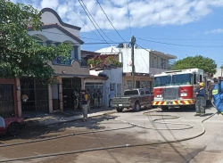 Militares rescatan a adulta mayor de incendio en la colonia Tierra Blanca