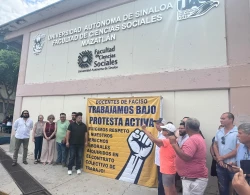 Docentes de la UAS Mazatlán protestan por retrasos en pagos y exigen certeza laboral