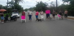 Bloquean avenida vecinos de la colonia Independencia por drenajes colapsados