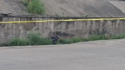 Pareja de motociclistas caen a canal pluvial; el conductor perdió la vida