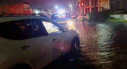 Rescatan a dos mujeres en Culiacán tras lluvias
