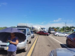 Se manifiestan habitantes de Los Zapotes  en carretera libre Mazatlán-Culiacán por falta de agua