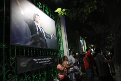Homenaje a Juan Gabriel reúne a fans mexicanos y extranjeros en Ciudad Juárez