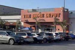 Inmigración se ensaña con 4 redadas en estacionamiento de tienda en Los Ángeles