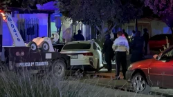 Persecución y balacera en Culiacán termina con auto incrustado en vivienda; hay dos detenidos