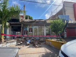 Se derrumba marquesina de un local en el centro de Los Mochis 