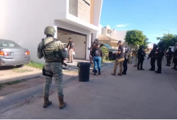 En Culiacán, tras cateo en Stanza Cantabria, aseguran armas, cargadores, equipo táctico y un vehículo