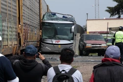 Tren arrolla autobús y deja ocho muertos en el Estado de México