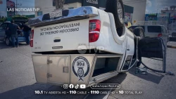 Camioneta de la FGE se vuelca tras chocar con automóvil en el centro de Los Mochis
