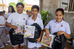 IMJU entregó 300 paquetes de útiles escolares a adolescentes y jóvenes