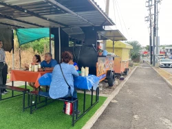 Comerciantes afuera del hospital general piden al ayuntamiento apoyo para reubicarlos