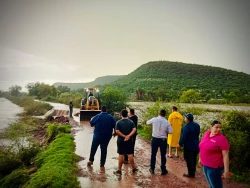 Antonio Menéndez activa protocolos y brigadas a afectados por lluvias en zona rural de Ahome