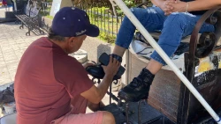 El oficio de bolero de zapatos: Una tradición que sigue viva en la Plazuela República de Mazatlán