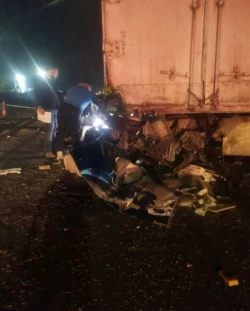 Dos hombres mueren tras chocar contra un tráiler en Los Mochis