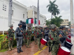 Decenas de familias se reúnen para ver el desfile cívico-militar en Culiacán